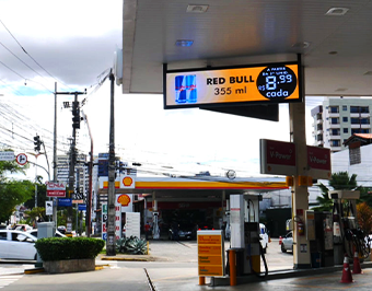 Mundo de LED instala painel P5 outdoor 4x1 metros em posto de combustível na cidade de Fortaleza