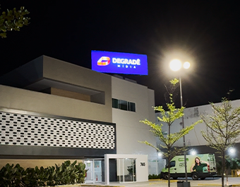 Mundo de LED transforma prédio Odonto Art em Fortaleza com painel P8 outdoor 8x3 metros