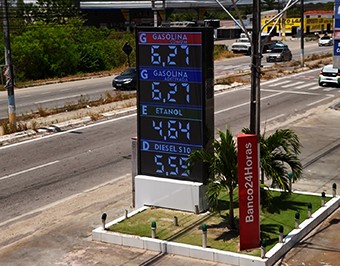 Mundo de LED instala painel de LED P5 2x4m em posto de combustível em Pacatuba – CE