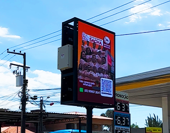 Mundo de LED: Instalação de Painel Outdoor P5 de 2x3m para Publicidade em Cascavel