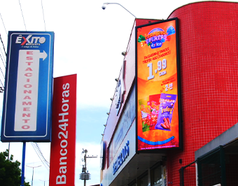 Comunicação em alta: Supermercado Êxito aposta em painel de LED P8 192×576 cm em Caucaia – CE