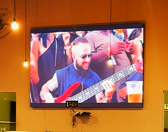 Painel Digital Indoor P2.5 3x2m da Mundo de LED no Restaurante Broiler – Quixadá, CE
