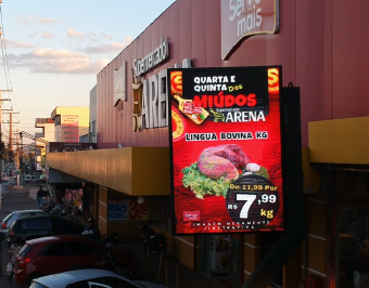 Mundo de LED instala painel de 128x192 cm em supermercado de Várzea Grande