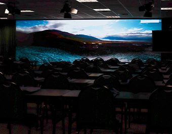 Painel de LED indoor 7x3 metros transforma auditório em São Paulo