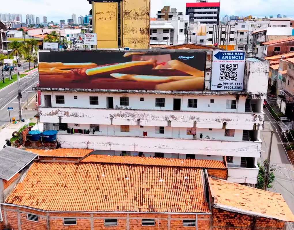 Painel de LED gigante P8 de 18m x 4m no topo de prédio em São Luís