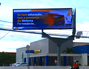 Mundo de LED amplia comunicação urbana em Fortaleza com painel P8 outdoor 9x3m