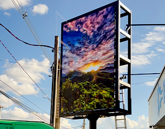 Polisaúde aposta em painel de LED para aproximar saúde e comunidade em Cajazeiras.