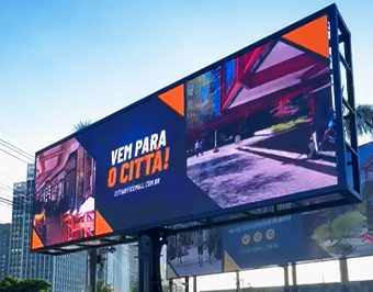 Mundo de LED leva o Città às ruas do Rio com outdoor digital.
