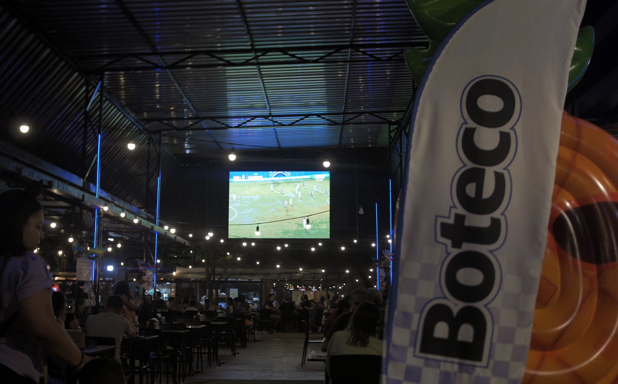 Painel de LED outdoor P5 integrado à área gastronômica do Imprensa Food Square