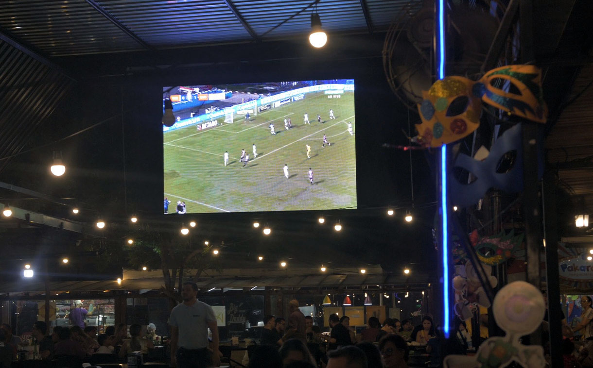 Painel de LED outdoor P5 instalado no Imprensa Food Square exibindo conteúdo digital em alta resolução