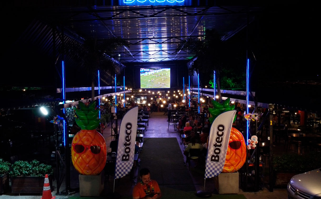 Painel de LED P5 transmitindo jogos e conteúdos ao vivo no Imprensa Food Square