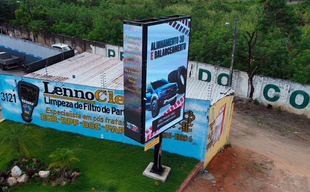 Painel de LED outdoor P5 instalado nas margens da BR-116 em Fortaleza, estrutura com dois displays integrados para mídia exterior.