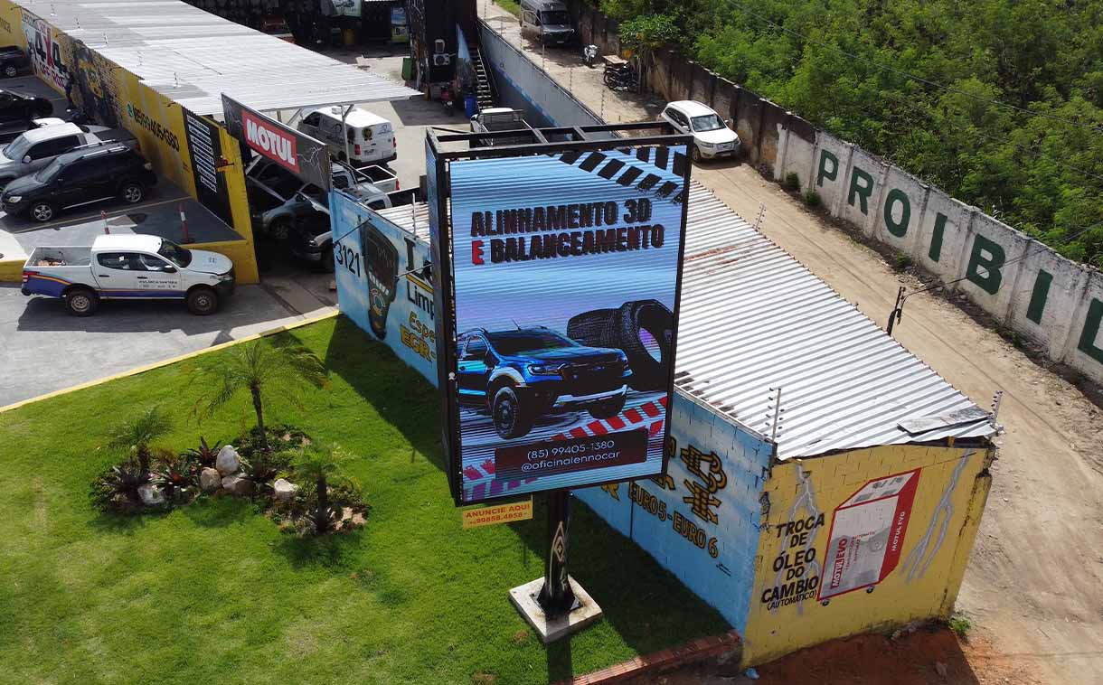 Painel frontal e lateral do painel de LED outdoor P5 instalado em Fortaleza, estrutura projetada para alta visibilidade em rodovia.