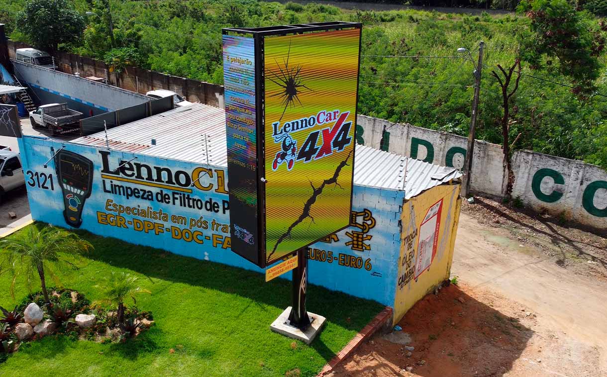 Painel de LED outdoor P5 da Mundo de LED instalado em Fortaleza, voltado para reforçar campanhas publicitárias em área de grande tráfego.