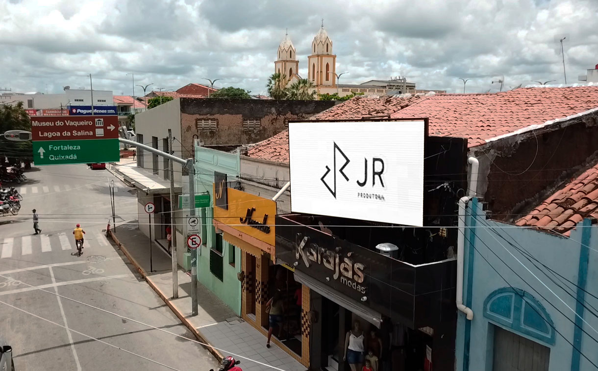 Painel de LED outdoor P5 instalado em Morada Nova, utilizado na modernização da comunicação visual local.