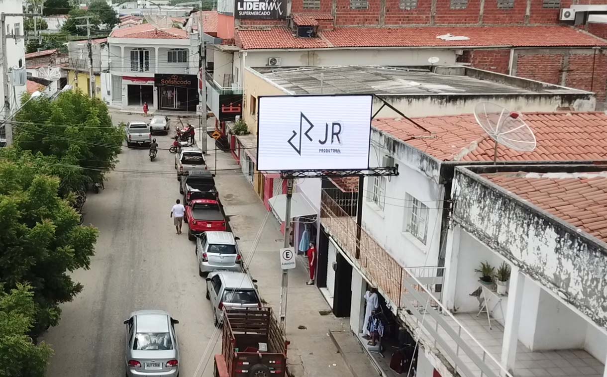Painel de LED outdoor P5 de 5x3 metros instalado em Morada Nova, com alta nitidez para campanhas de grande alcance.