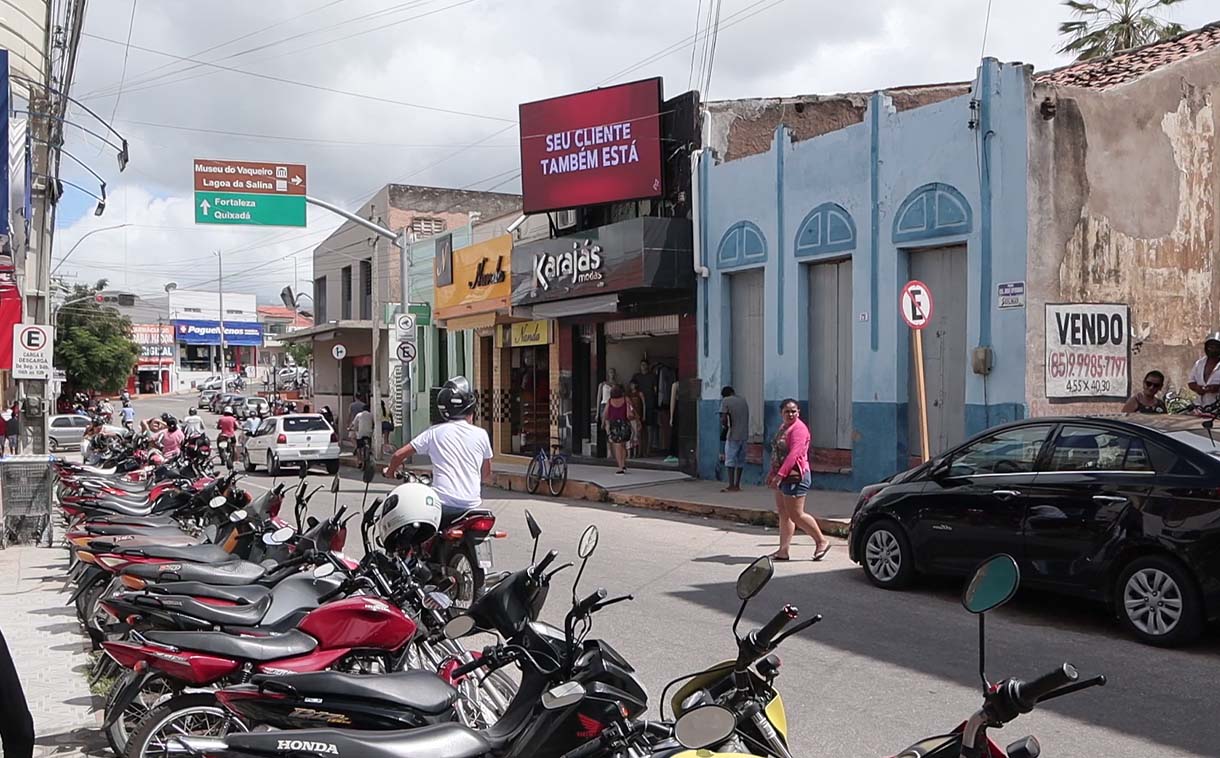 Painéis de LED outdoor P5 instalados em Morada Nova, reforçando a modernização da comunicação visual na região.