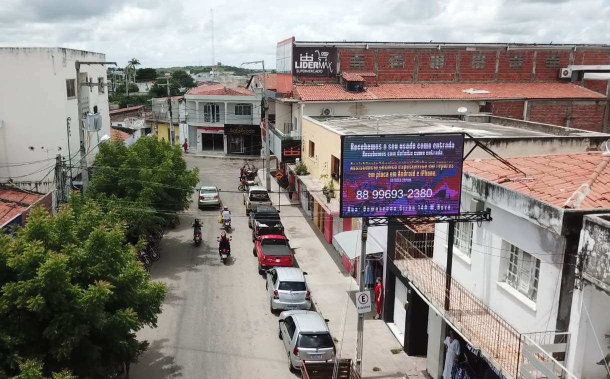 Painel de LED outdoor P5 de 3x2 metros instalado em Morada Nova, com alta definição e funcionamento contínuo.