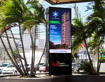 Instalação de painel de LED 100x200cm valoriza vitrines e fachadas comerciais no Ceará