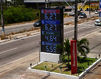 Mundo de LED instala painel de LED P5 2x4m em posto de combustível em Pacatuba – CE