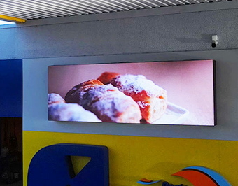 Publicidade digital ganha força em Passo Fundo - RS: Mundo de LED instala painéis em posto de combustível