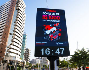 Inovação Urbana: Mundo de LED Instala Painéis de LED Relógio Digital em Fortaleza - CE