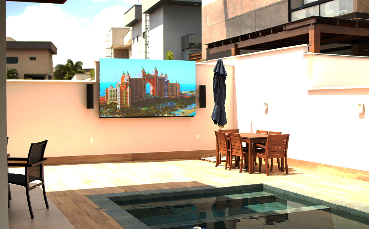 Painel de LED Outdoor P2.5 instalado próximo à piscina em São Luís, trazendo experiência de cinema ao ar livre
