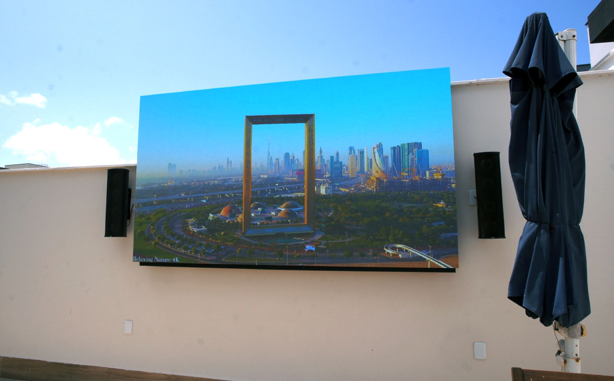 Painel de LED Outdoor P2.5 instalado em residência, oferecendo alta definição e versatilidade em área externa