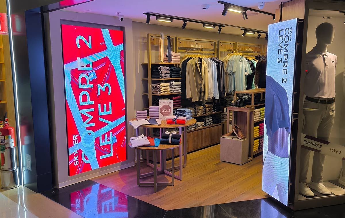 Painel de LED indoor instalado na entrada da loja Skyler em Fortaleza, exibindo promoções e conteúdos digitais.