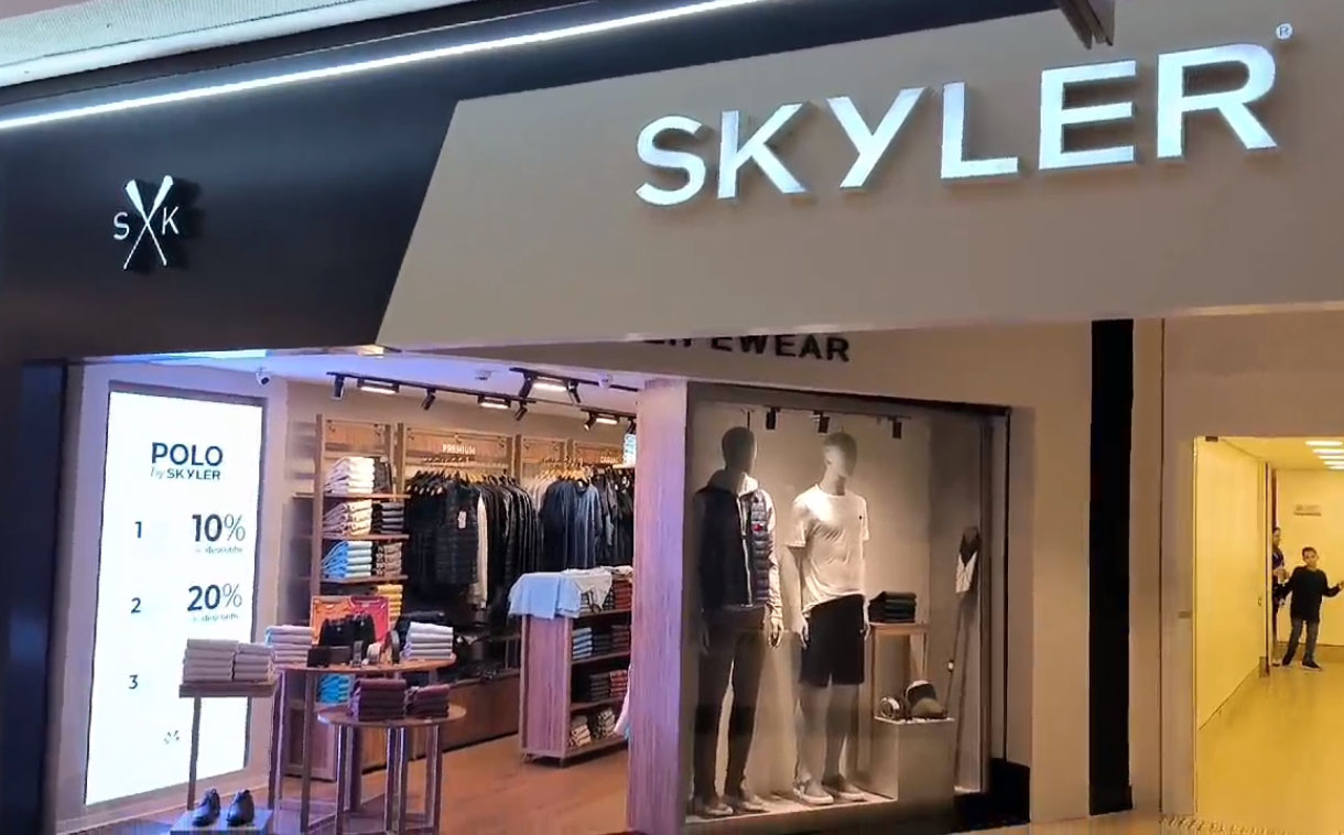 Painel de LED P2.97 indoor instalado na Skyler, exibindo conteúdos promocionais com alta resolução.