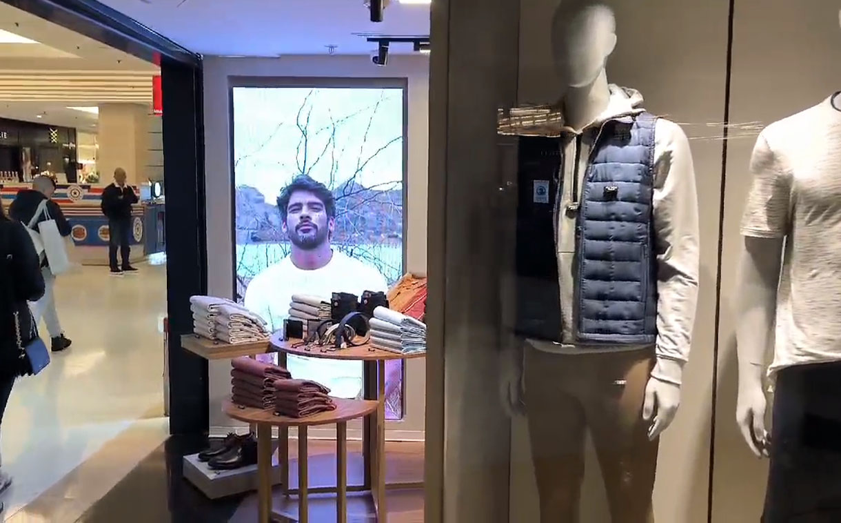 Painel de LED P2.97 de 100x200 cm instalado na Skyler, exibindo conteúdos em alta definição na entrada da loja.