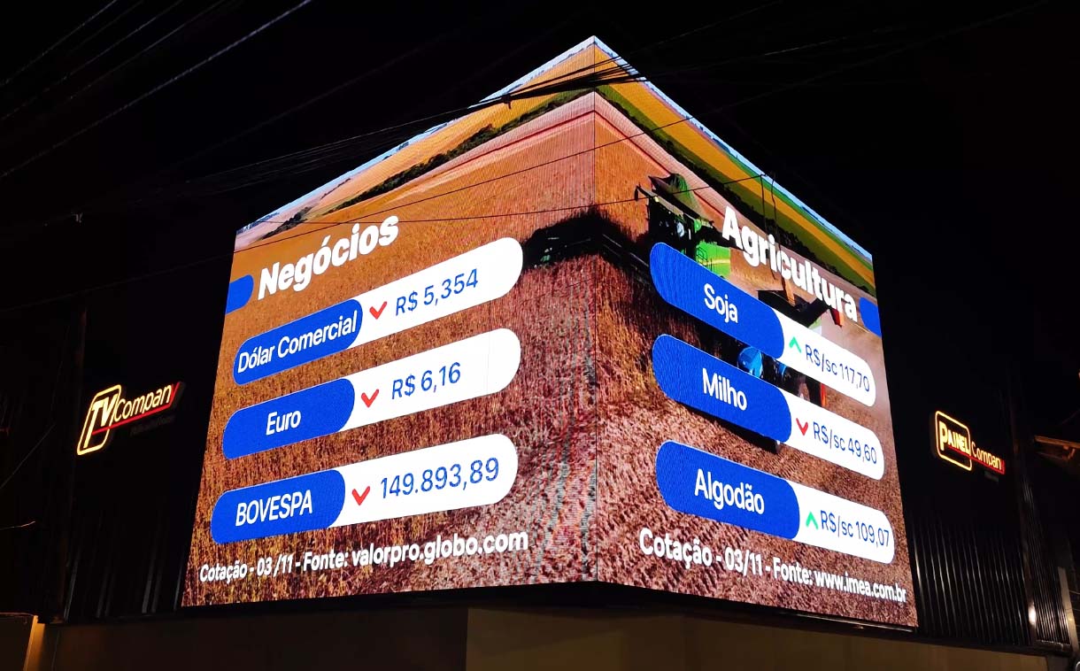 Estrutura de painel de LED 3D instalada na fachada comercial em Sorriso, destacando o efeito tridimensional em ângulo.