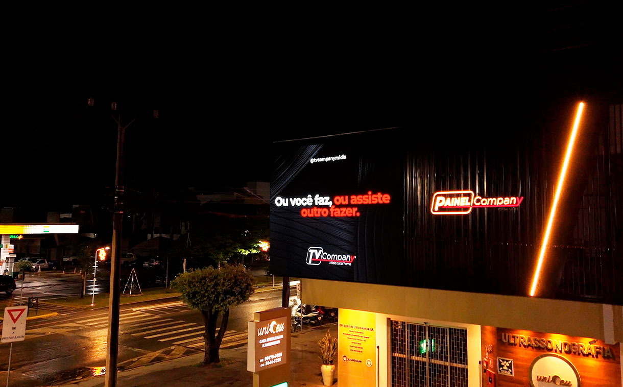 Painel de LED 3D de 960x384 cm exibindo conteúdo contínuo na quina da fachada em Sorriso, Mato Grosso.