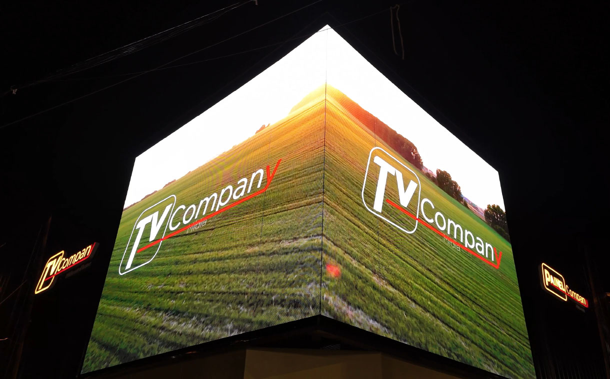 Painel de LED outdoor exibindo conteúdo tridimensional na fachada com curvatura de 90 graus em Sorriso, Mato Grosso.