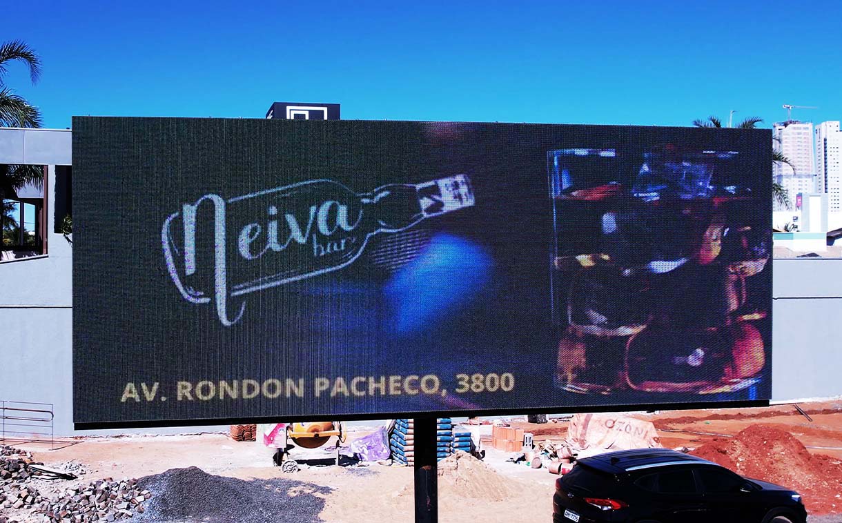 Painel eletrônico de LED P5 instalado em Uberlândia para mídia exterior