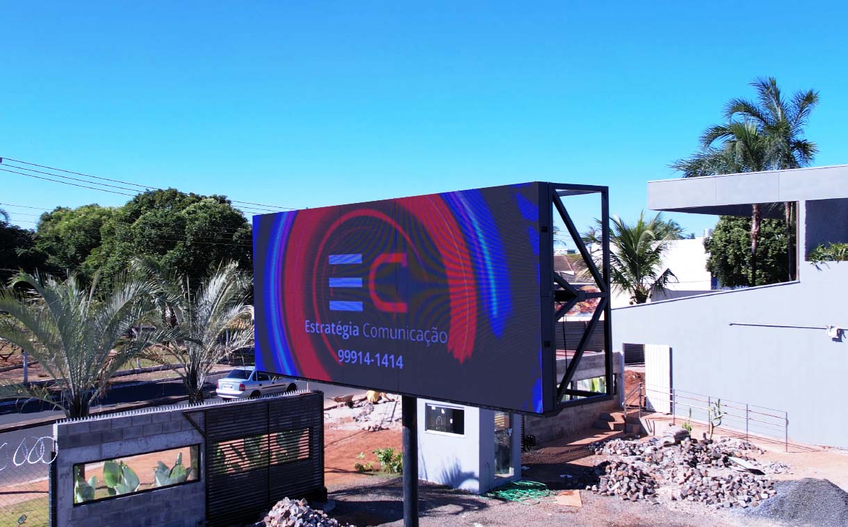 Painel de LED P5 outdoor instalado em Uberlândia para publicidade de alta visibilidade