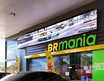 Mundo de LED instala painel de LED P5 9x1m em posto de gasolina de Brasília - DF